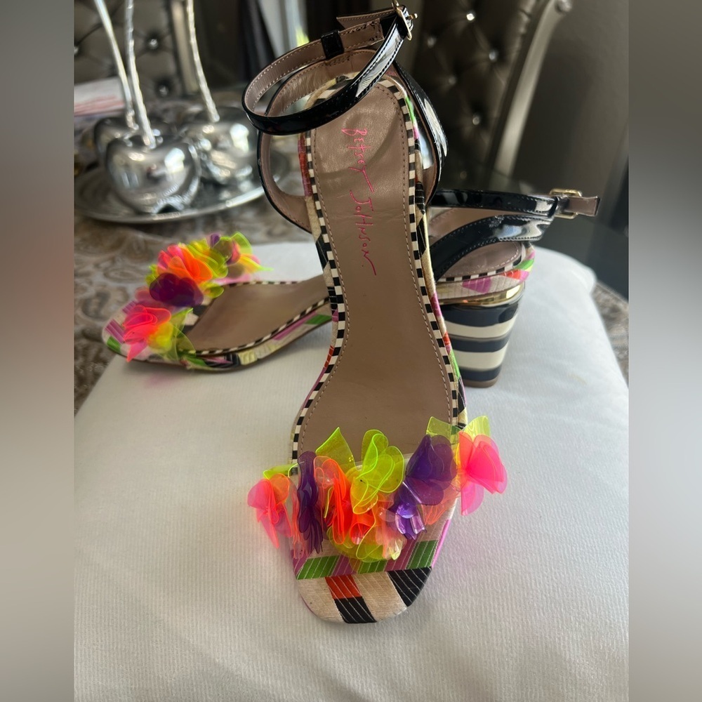 Steve Madden Black Multicolor Floral Heels